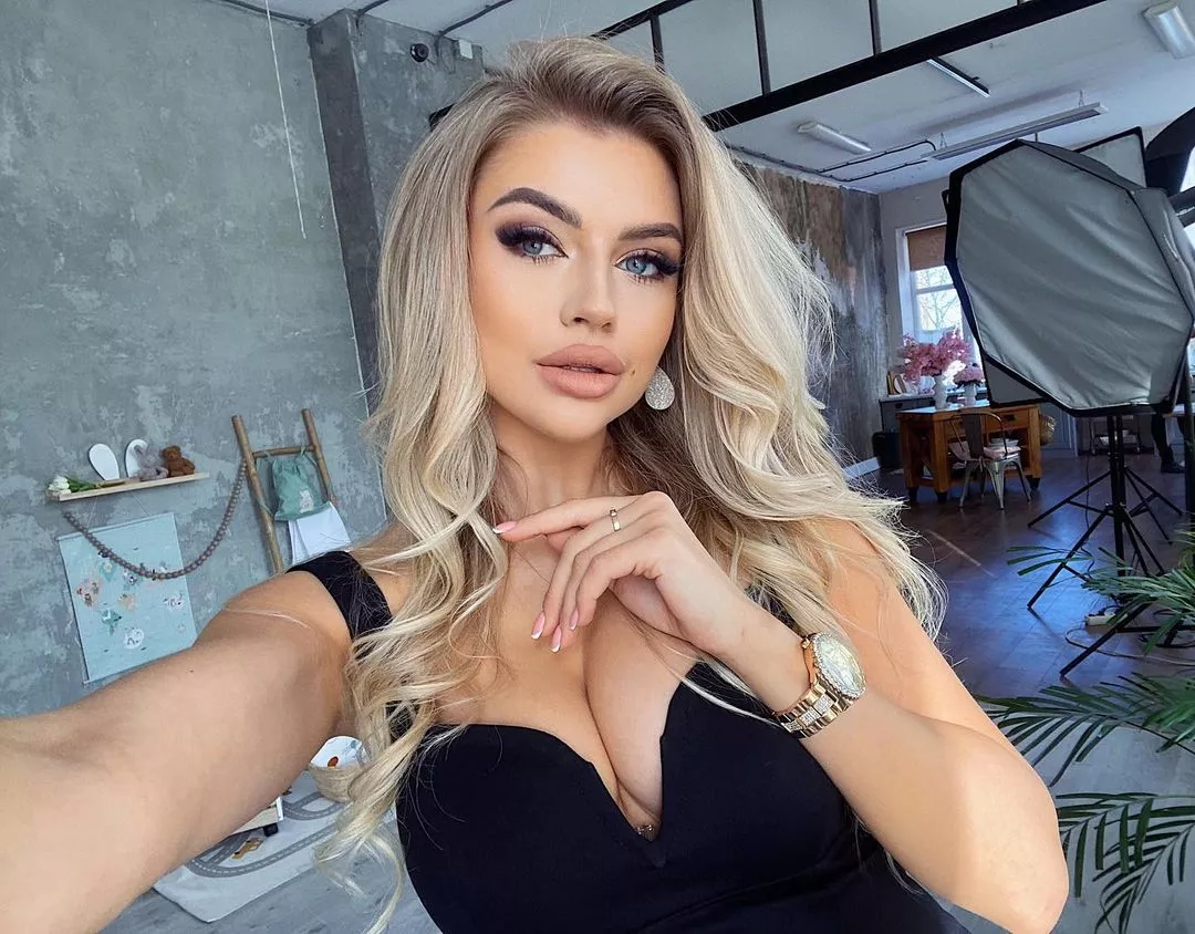 Najpiękniejsza gwiazda disco polo w gorącym wydaniu! Uwagę przykuwa jej odkryty biust. Fani komentują!